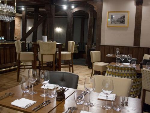 - une salle à manger avec une table et des verres à vin dans l'établissement The Swan Hotel Bar and Grill, à Maldon
