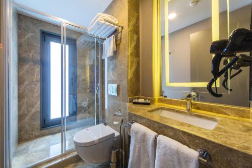 Ένα μπάνιο στο The City Suites