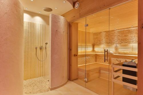 a large bathroom with a shower and a tub at Hotel Uthland in Westerland
