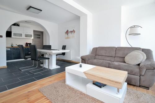 uma sala de estar com um sofá e uma mesa em Apartamenty Bernardo em Karpacz