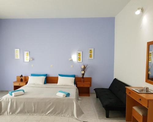 Säng eller sängar i ett rum på Pyrgos Hotel Apartments