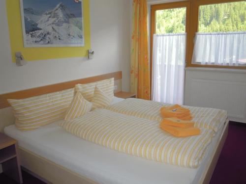 uma cama com duas toalhas com uma janela em Appartements NEUStockach em Gerlos