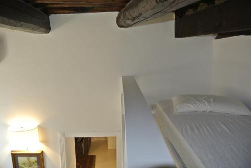 ローマにあるPantheon Domus Valentinoの白い壁のドミトリールームのベッド1台分です。