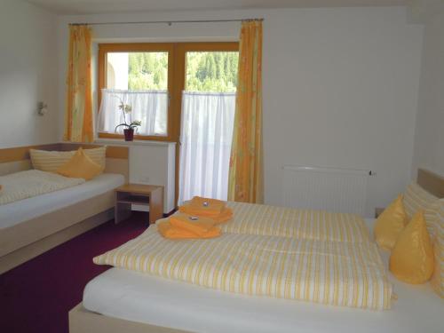 ゲルロスにあるAppartements NEUStockachのベッドルーム1室(ベッド1台、ソファ、窓付)