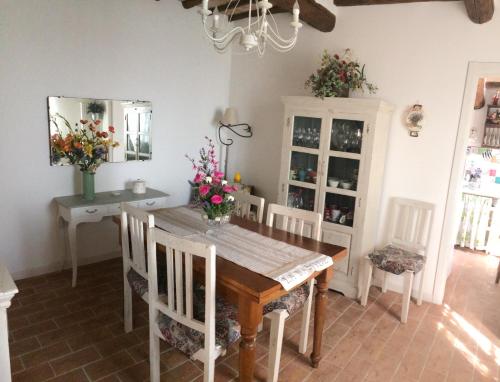 a dining room with a wooden table and chairs at La casina delle rondini in Corsanico-Bargecchia