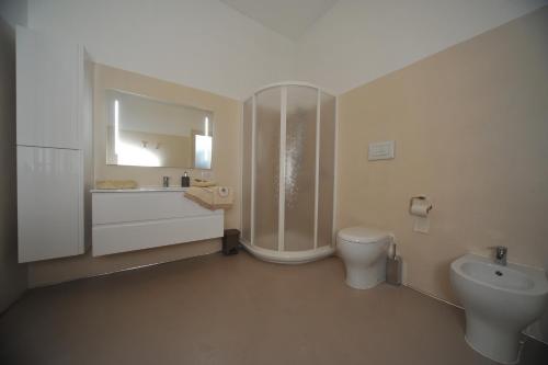 オルビアにあるCamere "Le Margherite"のバスルーム(シャワー、トイレ、シンク付)