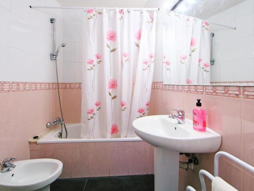 a bathroom with a sink and a bath tub with a window at Acapulco Sol Central Lloret in Lloret de Mar