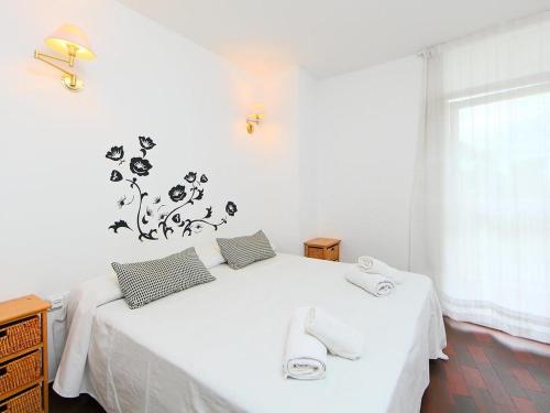 a bedroom with a white bed with white sheets at Acapulco Sol Central Lloret in Lloret de Mar