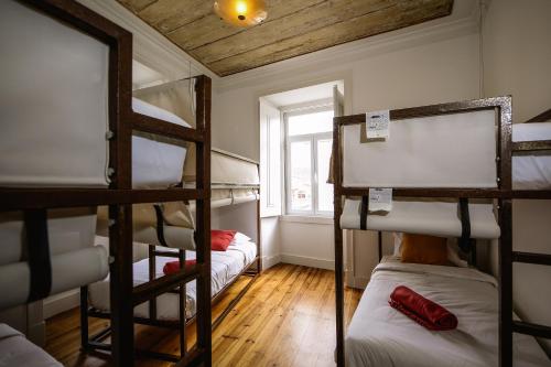 Кровать или кровати в номере De Pedra e Sal Hostel & Suites