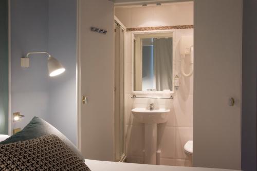Et badeværelse på Hôtel Pastel Paris