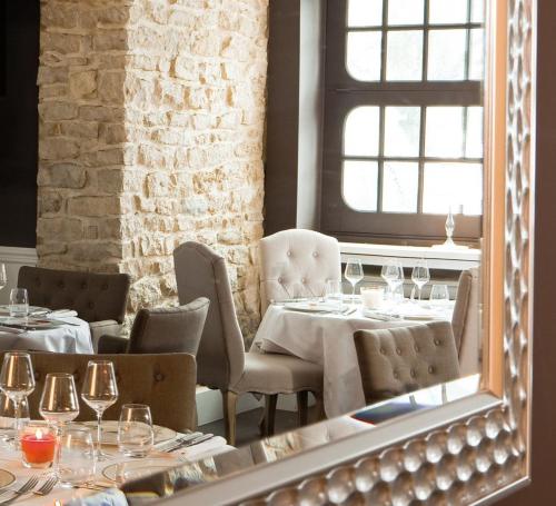 comedor con mesas, sillas y espejo en L'Etoile d'Or, en Chaumont