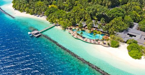 una vista aerea di un resort su una spiaggia di Royal Island Resort at Baa Atoll Biosphere Reserve ad Atollo Baa