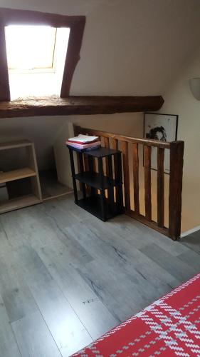 Cette chambre dispose d'un escalier en bois et d'une fenêtre. dans l'établissement Duplex Notre Dame, à Paris
