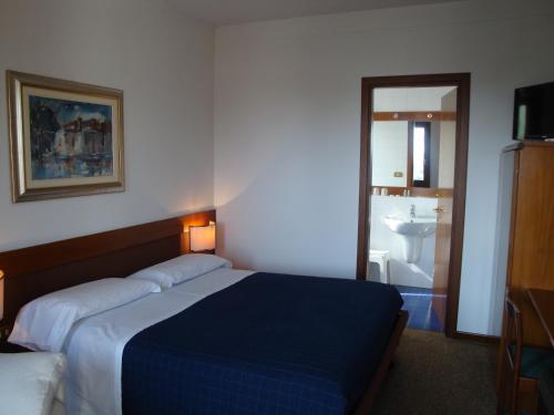 Een bed of bedden in een kamer bij Sporting Hotel Ragno D'oro