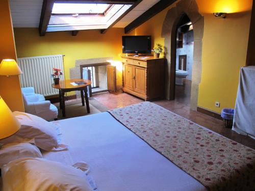 Postel nebo postele na pokoji v ubytování Hotel Palacio Obispo