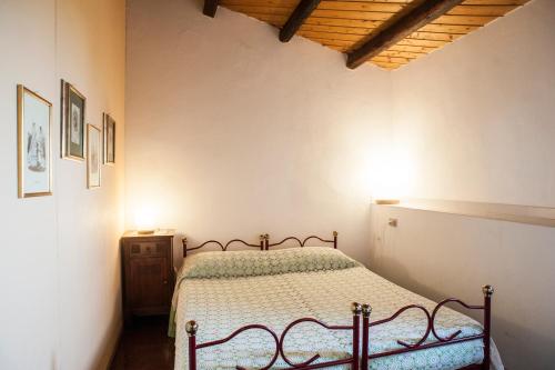 カヴァ・ダリーガにあるAl Corvo - Gelsominoの木製の天井が特徴のベッドルーム1室(ベッド1台付)