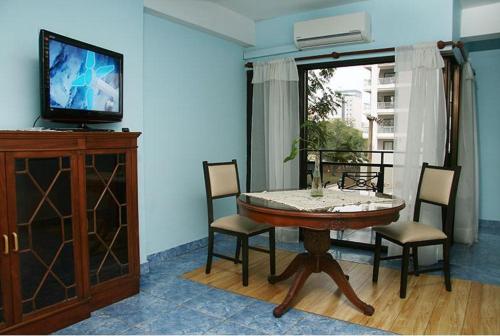 a living room with a table and a tv and a table and chairs at Edificio Nicolas y Marcelo Siry in Posadas