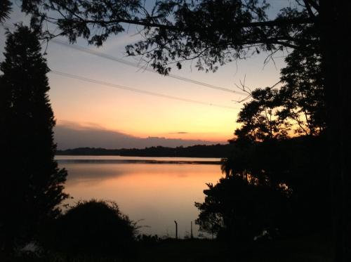 a view of a lake at sunset at Laggus Residencial Náutico in Ferraria