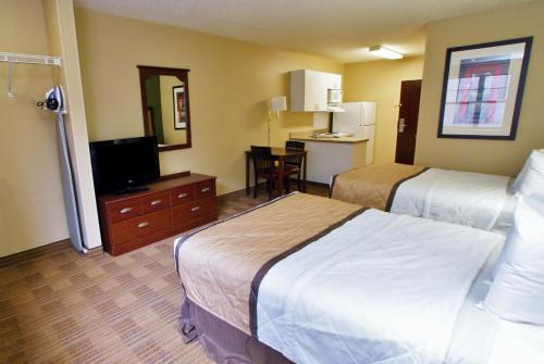 
A bed or beds in a room at Extended Stay America Suites - San Diego - Carlsbad Village by the Sea
