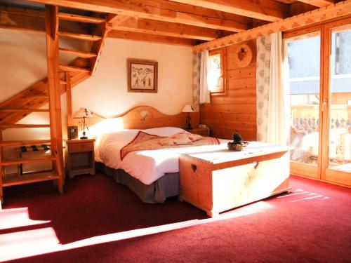 A bed or beds in a room at Hôtel Ecureuil