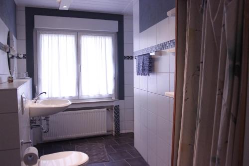 Ένα μπάνιο στο Ferienwohnung Laumen