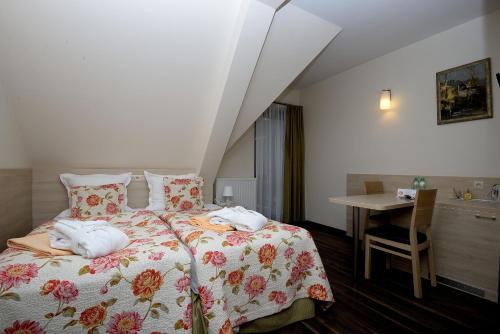 เตียงในห้องที่ Hotel Nad Przełomem