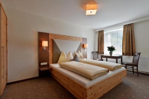 Un pat sau paturi într-o cameră la Berggasthaus Steinerkogl