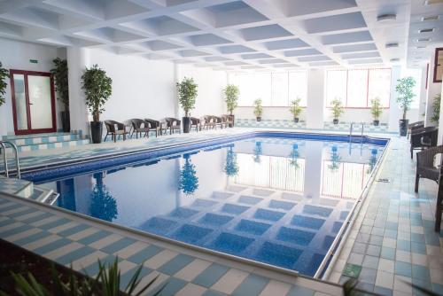 Hotel Nemira — Pool view