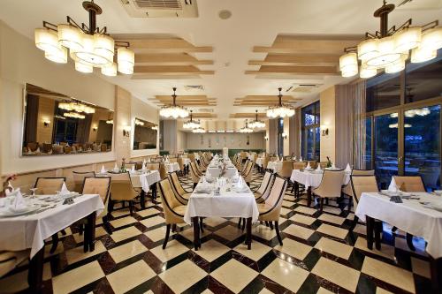 Un restaurant sau alt loc unde se poate mânca la Saphir Hotel & Villas