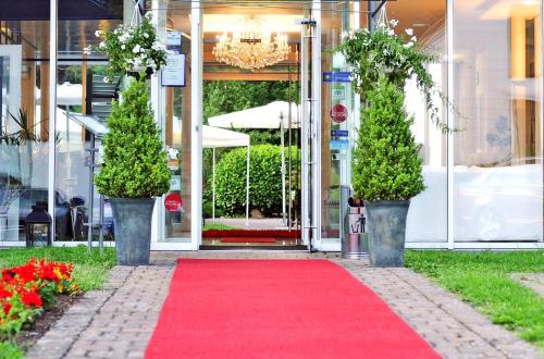 a red carpet in front of a building at Hotel Restaurant Sengscheider Hof in Sankt Ingbert