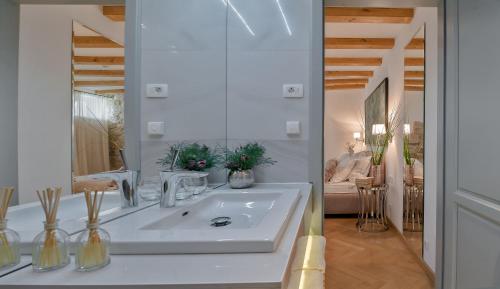 bagno con lavandino bianco e specchio di Heritage Hotel 19 a Spalato (Split)