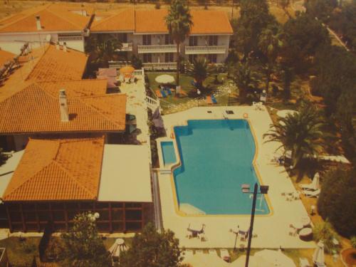 een uitzicht over het zwembad van een resort bij Villa Olympia in Galaxidhion