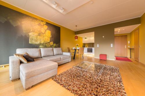 uma sala de estar com um sofá e uma mesa em Hilltop Apartments - City Centre Foorum em Talin