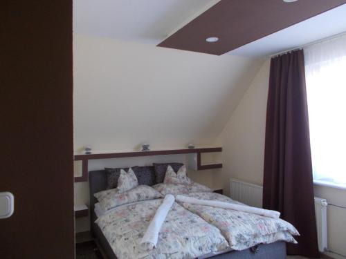 Posteľ alebo postele v izbe v ubytovaní Gyöngyi Apartman