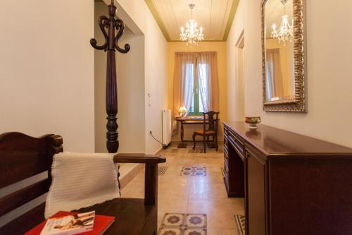 a living room with a table and a mirror at Augusta Country House in Derés