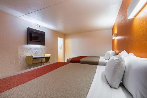 Säng eller sängar i ett rum på Motel 6-Garland, TX - Northeast Dallas