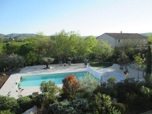 - une vue sur la piscine dans le jardin dans l'établissement Gîte Le Mas de Molines, à Vogüé