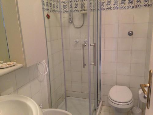 La salle de bains est pourvue d'une douche, de toilettes et d'un lavabo. dans l'établissement Monolocale Porto Ercole Argentario, à Porto Ercole
