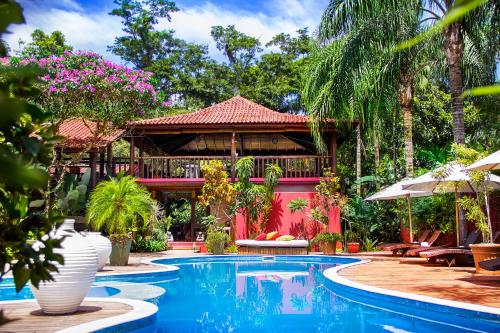 un resort con piscina di fronte a una casa di Villa Manakás a Camburi