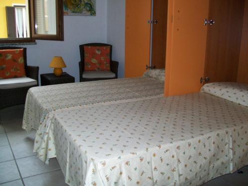 ヴェルバーニアにあるMONOLOCALE lago maggiore INTRAのベッドルーム1室(ベッド1台、椅子付)