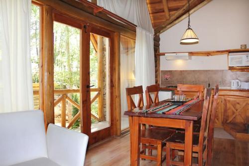 a kitchen and dining room with a table and chairs at Mar Azul Suites Apart Boutique in Mar Azul