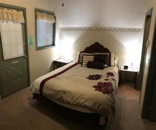 Un dormitorio con una cama grande y dos mesitas de noche. en Mt Baker Snowline Chalet, en Glacier