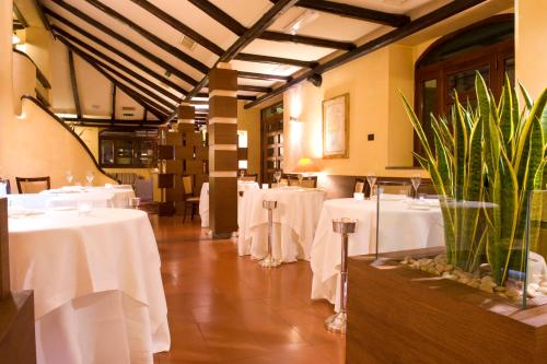 En restaurant eller et andet spisested på Hotel Cala Del Porto