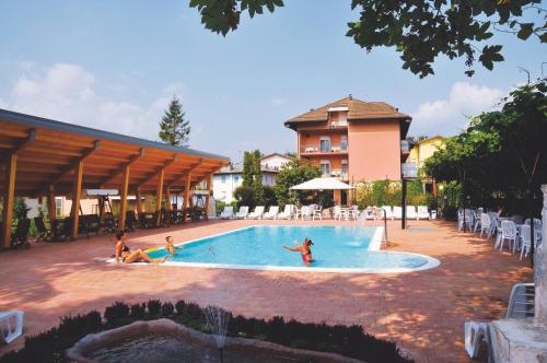 un grupo de personas jugando en una piscina en Villa Flora, en Levico Terme