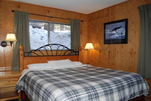 A bed or beds in a room at Edelweiss Lodge