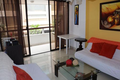 Zimmer mit 2 Betten und einem Glastisch in der Unterkunft Apartamento Palanoa 207 El Rodadero in Santa Marta