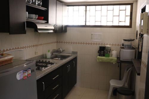 cocina pequeña con fregadero y fogones en Apartamento buritaca 302 el rodadero, en Santa Marta