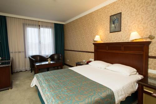 Llit o llits en una habitació de Topkapi Inter Istanbul Hotel