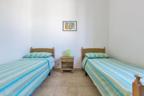 プンタ・プロシュートにあるSerra degli Angeli by BarbarHouseのベッド2台が隣同士に設置された部屋です。