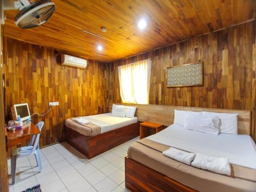 een slaapkamer met 2 bedden en een bureau bij Y&Z Hotel in Melaka